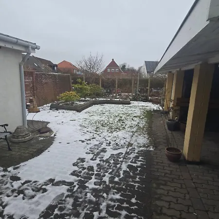 Bright Townhouse With Garden & Terrace