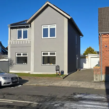 Bright Townhouse With Garden & Terrace Ferienhaus *