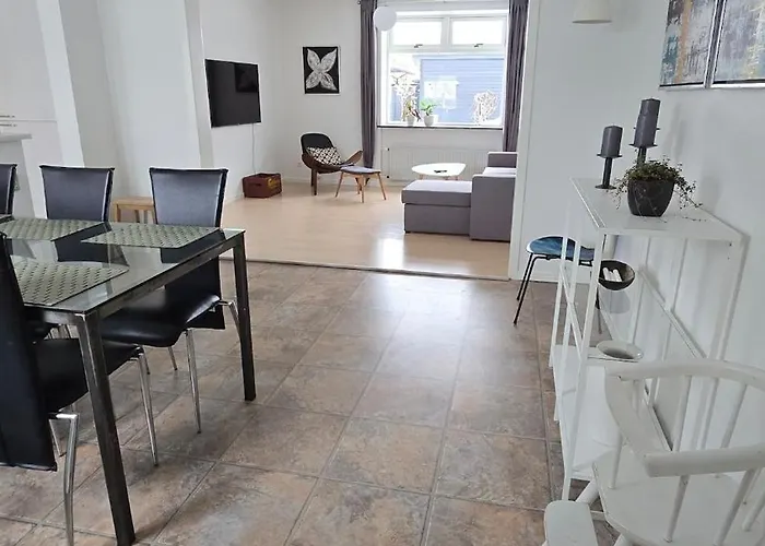 Bright Townhouse With Garden & Terrace *